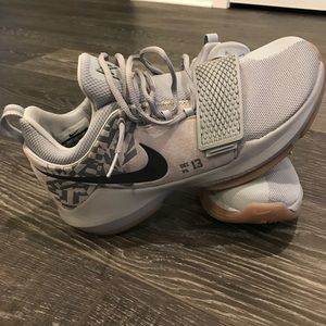 Nike PG1 basketball shoes